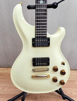 Diapasón DEAN HARD TAIL Usado Cuerpo de Arce Cuello de Caoba Palisandro con Estuche de Concierto Foto 1 de 4