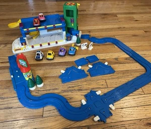 1991 TOMY Fun Runs 6 Cars Playset Track Burger Stand / Parking Garage & Elevator - Picture 1 of 14
