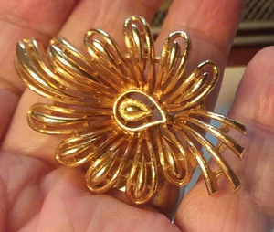 2" Gold Tone Lisner Brooch  05-01-2025 - Picture 1 of 10