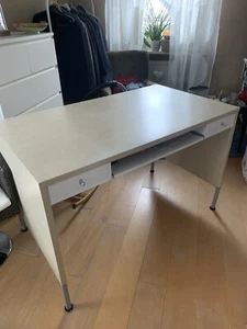 Schreibtisch hellbraunes Furnier mit passender Schreibtisch Kommode hellgrün - Bild 1 von 2