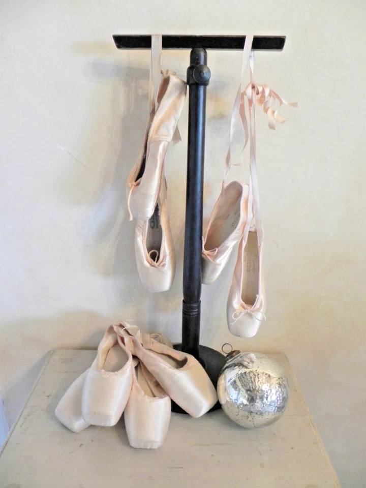 Ancien présentoir vêtement enfant vitrine bois noirci déco 1900  Shabby métier - Photo 1/4