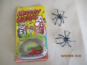 joke fake worm and 2 small black plastic spiders - Picture 1 of 2