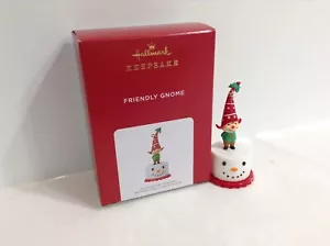 NUOVO! Hallmark Keepsake ""Friendly Gnome"" 2021 NUOVO Ornamento Edizione Limitata - Foto 1 di 2