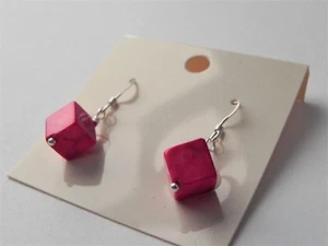 Orecchini a cubo in argento sterling howlite rosa caldo. - Foto 1 di 3