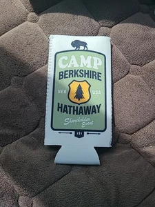 Berkshire Hathaway Can Koozie 2025 (lata alta delgada) Omaha Warren Buffett - Imagen 1 de 4