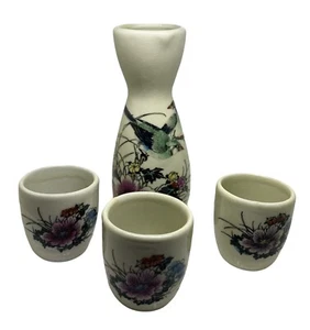 Set di sake in porcellana vintage, 4 pezzi decanter H da 5-3/4" e tazze da 2" - Foto 1 di 12