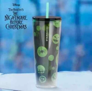 Disney The Nightmare Before Christmas Starbucks® Becher mit Strohhalm in der Hand - Bild 1 von 7