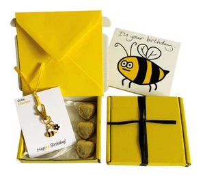 ¡Pequeños regalos! CUMPLEAÑOS. Charm de abeja, tarjeta de cumpleaños, 3 x chocolates + caja de regalo. - Imagen 1 de 4