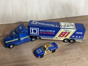 AutograpKenny Wallace 1:64 NASCAR Towing Rig Diecast - Picture 1 of 3