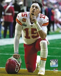 Kansas City Chiefs Patrick Mahomes Preparing for Super Bowl LVII 11×14 Poster - Picture 1 of 5