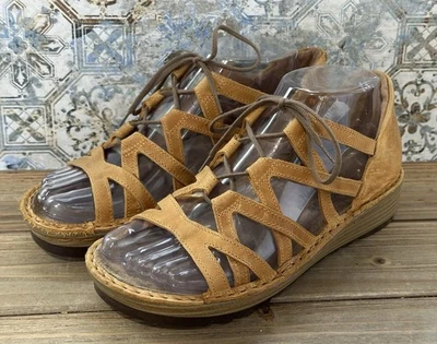 Sandálias anabela de couro Naot com cadarço BOHO feminina 6/36 - Imagem 1 de 4
