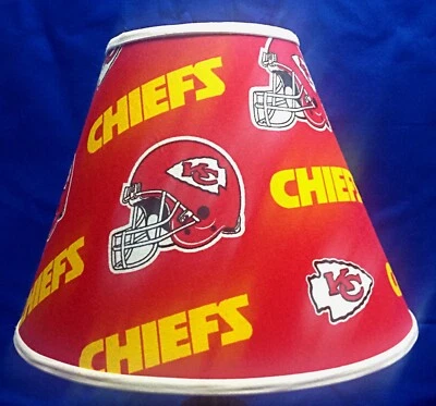 Pantalla de lámpara Chiefs Foto 1 de 2