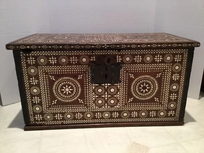 Caja de cantijas con incrustación de marquetería Marilors 1820 marfil perla teca ballenero pie armario Foto 1 de 4