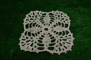 ANCIEN NAPPERON BRODE CROCHET DECOR DE TABLE CANDÉLABRE CHEMINÉE CENTRE - Picture 1 of 1