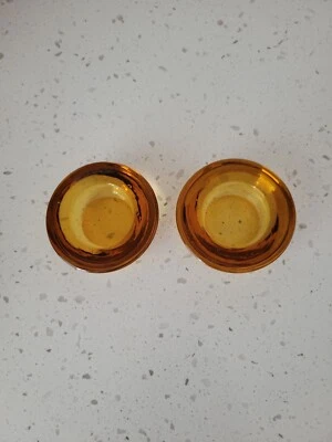Juego de dos candelabros de vidrio Tealight de caja y barril color dorado/ámbar de 3" de diámetro Foto 1 de 3