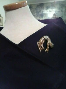 VINTAGE GOLDTONE PIN HANGING LEOPARDS W/ RHINESTONE ACCENT DANGLING TAIL - Picture 1 of 2