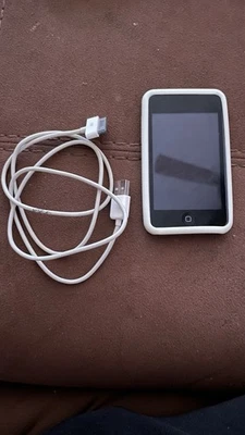 Apple iPod Touch 1st Generation 8gb Black MA623LL A1213 *TESTED* W/ Cord Bundle - Image 1 of 4