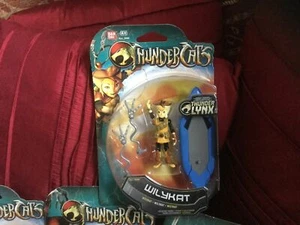 FIGURINA THUNDERCATS WILCAT CON TAVOLA BLU NUOVA CONFEZIONE SIGILLATA HA DANNI - Foto 1 di 1