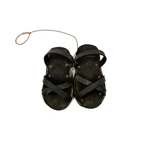 Sandalias miniatura/muñeca vintage hechas a mano negras con neumáticos reciclados, Ojotas, Perú - Imagen 1 de 10