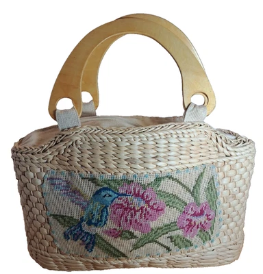 VTG WOVEN STRAW HUMMINGBIRD NEEDLEPOINT PURSE WOODEN HANDLES SUMMERTIME FUN - Image 1 of 4