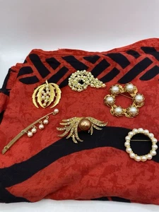 Sechs Vintage Broschen mit Kunstperlen goldfarben klassisch Mid Century Modern - Bild 1 von 8