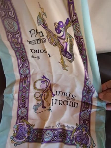 Bufanda para mujer con motivo celta inspirada en Book of Kells multicolor 54" x 12" - Imagen 1 de 5