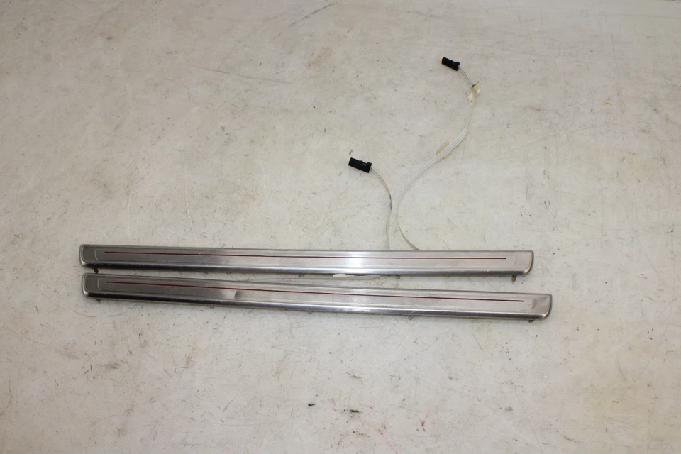 Juego de molduras de umbral de puerta delantera iluminadas OEM MH71 2015-2021 Volkswagen GTI 2015-2021 Foto 1 de 4