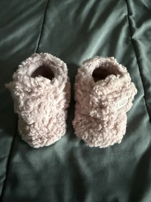 Botines de cuna UGG Bixbee para niña talla 1 Foto 1 de 4