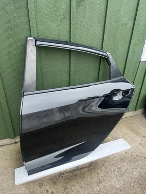 Marco de carcasa de puerta trasera izquierda Honda Civic 2016-2021 sedán OEM. Foto 1 de 4