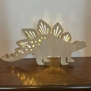 Pillowfort Dinosaurier Stegosaurus Holz Kinder Wandleuchte Dekor 15”x8” Zielscheibe - Bild 1 von 16