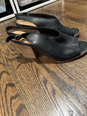 Sandália Lucky Brand Preta Salto Orvandie Biqueira Aberta Salto Cunha Tamanho 8M - Imagem 1 de 4