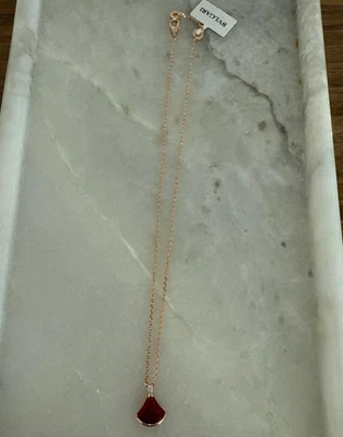 Colar pingente de fã inspirado em BVLGARI pedra vermelha com corrente folheada a ouro rosa - Imagem 1 de 4