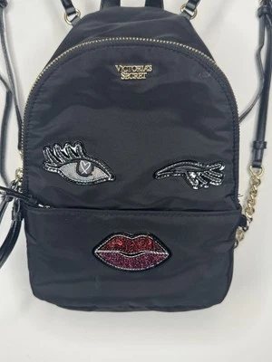 Mini Mochila Victoria’s Secret Pequeña Ciudad Parche Labios Brillantes Brillo Brillante Usada en Excelente Condición Foto 1 de 4