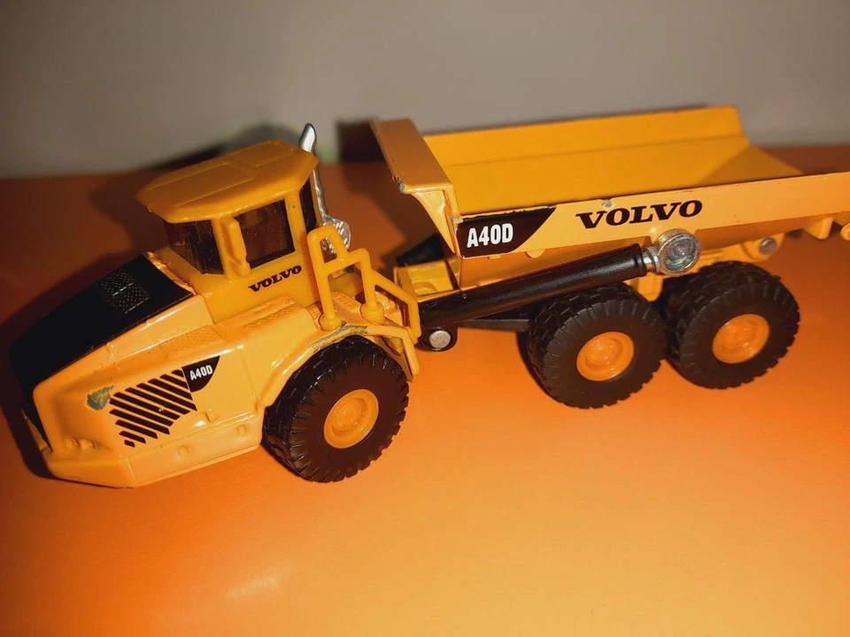 AUTOCARRO CASSONE RIBALTABILE Volvo SIKU SUPER 1:87 DIE CAST MEZZO DA CANTIERE - Immagine 1 di 4