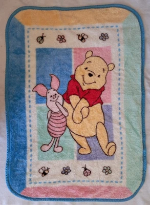 Crown Crafts 小熊维尼小猪婴儿毯毛绒羊毛蜜蜂 30x45 复古 — 第 1/4 张图片