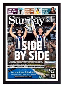 Póster enmarcado 2023 Collingwood Magpies AFL Premiers - Nick & Josh Daicos 84x59 cm - Imagen 1 de 3