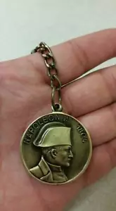 NAPOLEON BONAPARTE 1ER 1804 FRANZÖSISCHER KAISER METALL SCHLÜSSELANHÄNGER GOLD ALTE FARBE BIENEN - Bild 1 von 4