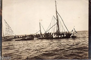 C225 Photographie vintage original bateau fête mer barque boat voilier - Picture 1 of 1