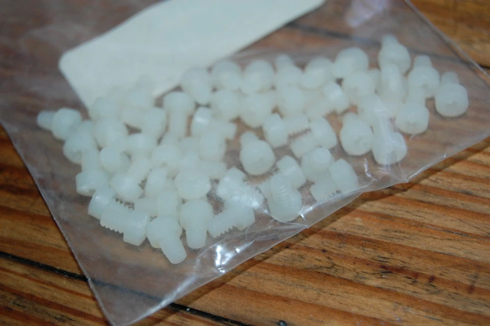 Лот из 100 нейлоновых винтов с крестообразной головкой 6-32 резьбы длиной 3/16 дюйма - Изображение 1 из 1