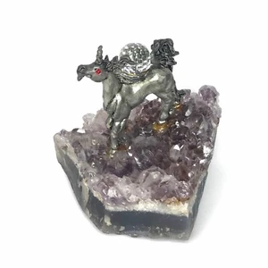 Estatuilla de unicornio de peltre con bola de cristal en racimo de geoda amatista - Imagen 1 de 12