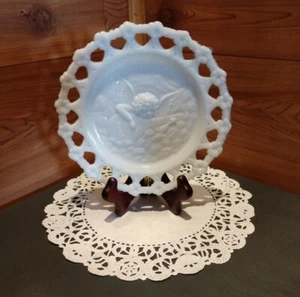 VINTAGE UNMARKED 3-D MILK GLASS PLATE MAYBE WESTMORELAND - Picture 1 of 7