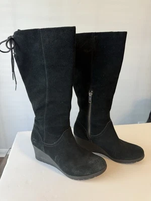 UGG Dawna 女式黑色麂皮绒防水楔形及膝系带靴 6.5 码 — 第 1/4 张图片