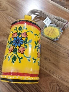CAMPANA DE VIENTO CAMPANA DE VACA GRANDE Jaipur Bloom cuerda trenzada de yute pintada a mano vibrante NUEVO - Imagen 1 de 3