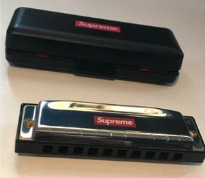 SS12 Supreme Hohner Argento Armonica Piccolo Box Logo Strumento Musicale Vintage - Foto 1 di 8