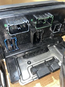 2006 Chrysler 300C Heritage Edition-60k-5.7 HEMI Body control module - TIPM-BCM - Picture 1 of 6