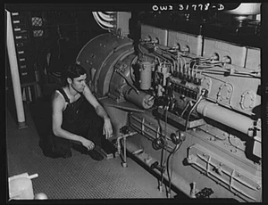 Foto 8" x 10" 1943 Un motore diesel nella sala macchine del rimorchio. - Foto 1 di 1