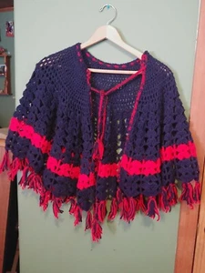 Vintage handgestrickter Poncho rot & blau 36" breit - Bild 1 von 3