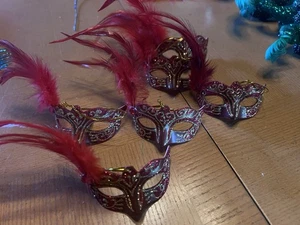 ROT & GOLD GLITZERNDE MASKE ORNAMENTE MIT FEDER 2,5” X 5,5” NEUWERTIG - Bild 1 von 8