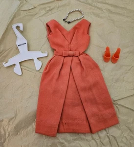 Muñeca Barbie - Vestido Naranja, Collar y Zapatos - Imagen 1 de 1