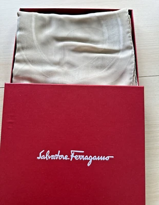 Salvatore FERRAGAMO Bufanda de Seda Transparente Taupe con Logo 64" x 18" con Caja Roja de Regalo Foto 1 de 4